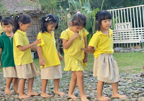 Khám Phá Cảm Giác Của Đôi Bàn Chân Qua Con Đường Cảm iác