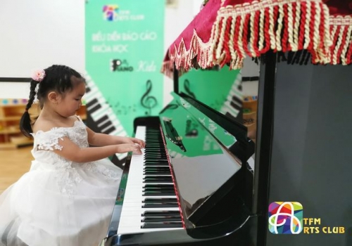 Biểu diễn báo cáo khóa học Piano Kids