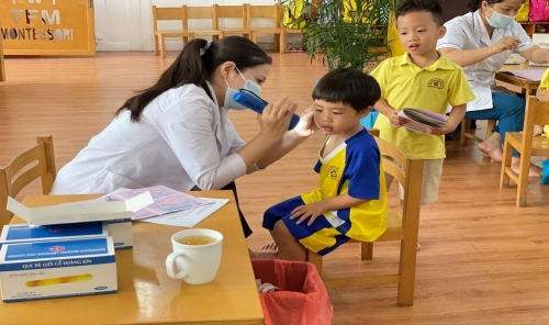 KHÁM SỨC KHỎE HỌC SINH: CHĂM SÓC TỪ TÂM, NUÔI DƯỠNG TƯƠNG LAI KHÁM SỨC KHỎE HỌC SINH: CHĂM SÓC TỪ TÂM, NUÔI DƯỠNG TƯƠNG LAI