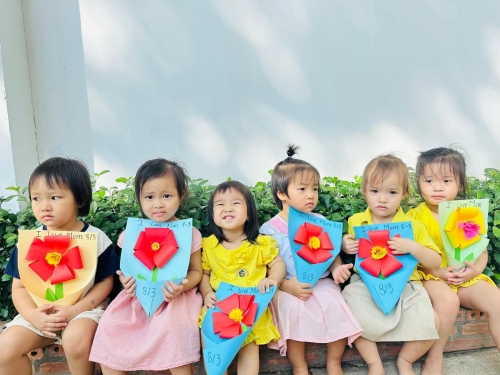 Chủ Đề: “Bông Hoa Tặng Mẹ” – Lời Yêu Thương Từ Trái Tim Bé Thơ Chủ Đề: “Bông Hoa Tặng Mẹ” – Lời Yêu Thương Từ Trái Tim Bé Thơ
