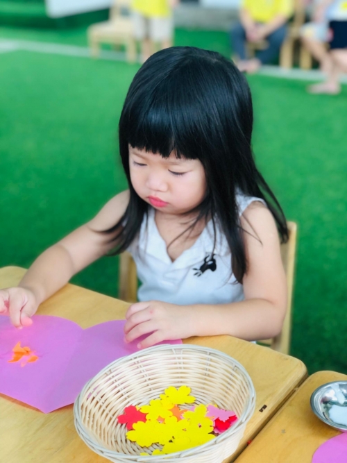 Chủ đề: “Con Yêu Mẹ” - Lời Tri Ân Từ Trái Tim Bé Thơ Chủ đề: “Con Yêu Mẹ” - Lời Tri Ân Từ Trái Tim Bé Thơ